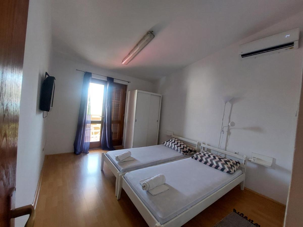 Studio-App Iva, Balcony With Sea View - 50 M From Beach Pag Town Exterior foto